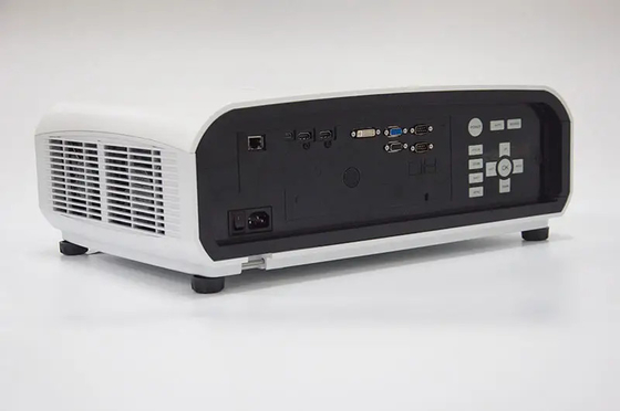 Máy chiếu 4K DLP 12000-Lumen với tầm bắn ngắn cho rạp chiếu ngoài trời lớn