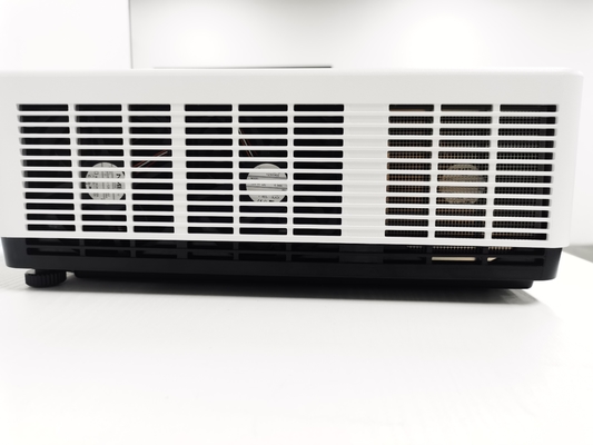 FLYIN 4K Laser 3LCD 7000 Ansi Lumens Projector 3840 * 2160 Thiết bị trình bày tại các địa điểm lớn cho ngoài trời