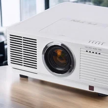 Khoảng cách chiếu 1,24-100m Máy chiếu phòng tập rộng rãi với 30000 Lumens